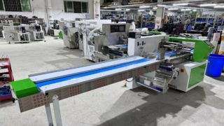 Flowpackmachine voor rijstwafels en spiesjes